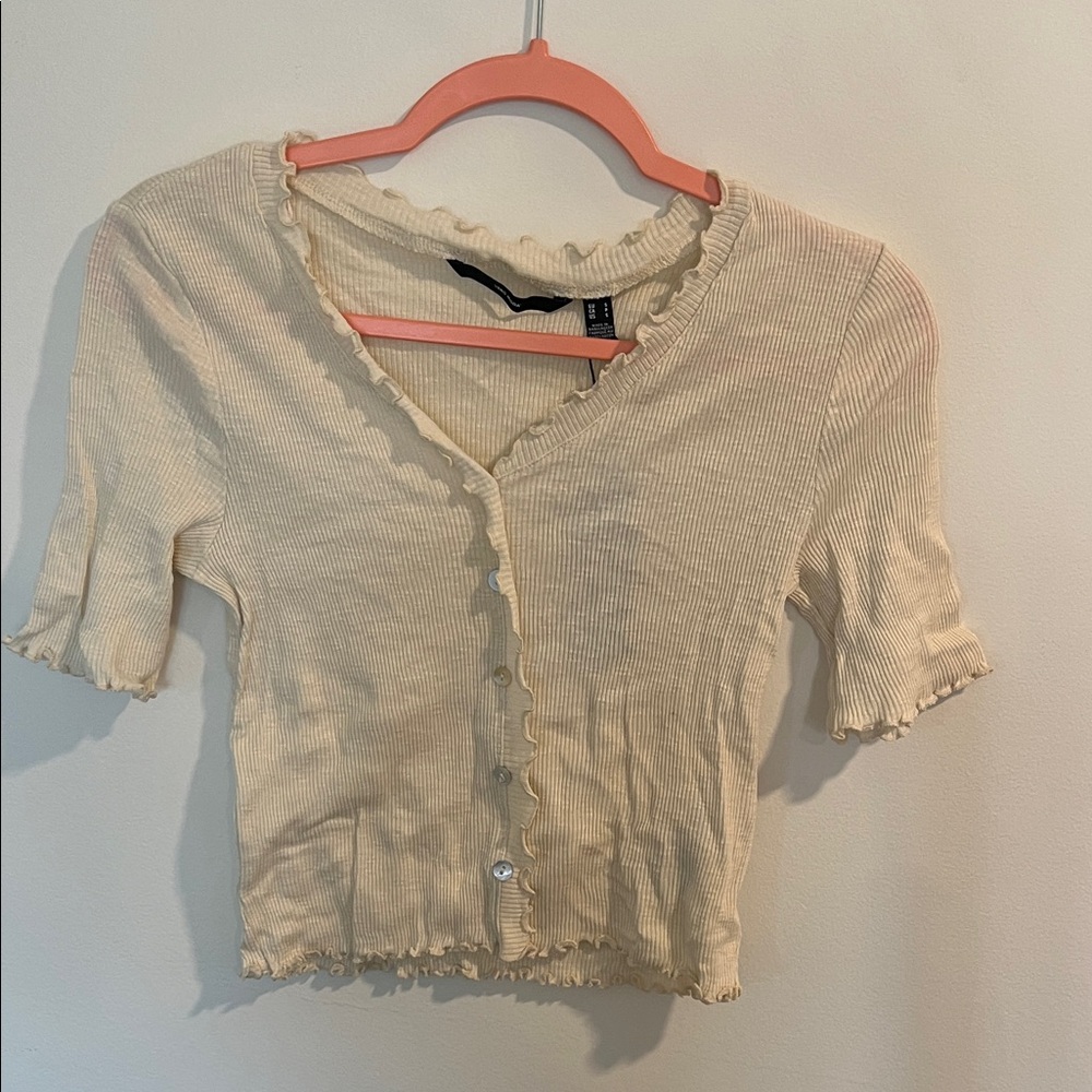 NWT Vero Moda Cream Ribbed Lettuce-Edge Button Crop Top